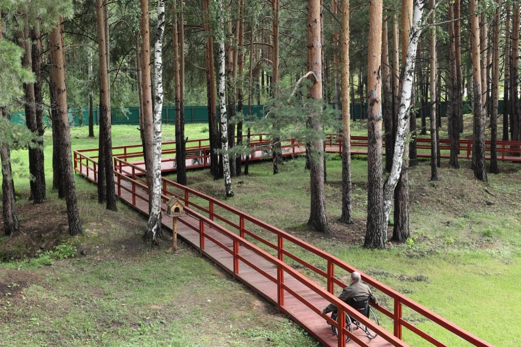 Эргопарк клиники с дорожкой для тренировки передвижения на коляске